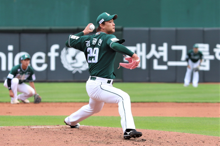 김광현, 60일만의 승리→韓통산 다승 3위! '박지환 쐐기포' SSG, …