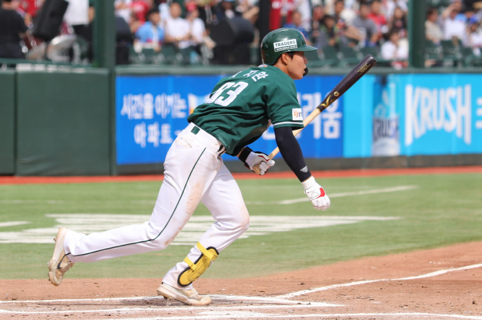 김광현, 60일만의 승리→韓통산 다승 3위! '박지환 쐐기포' SSG, …