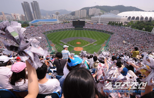 1000만 향하는 프로야구. 그래도 깰 수 없는 로이스터의 '사직 노래방…