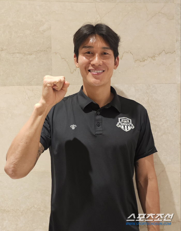 "국대 풀백 후배들,응원한다!" '39세 수엡 캡틴'이용이 말하는 韓풀백…