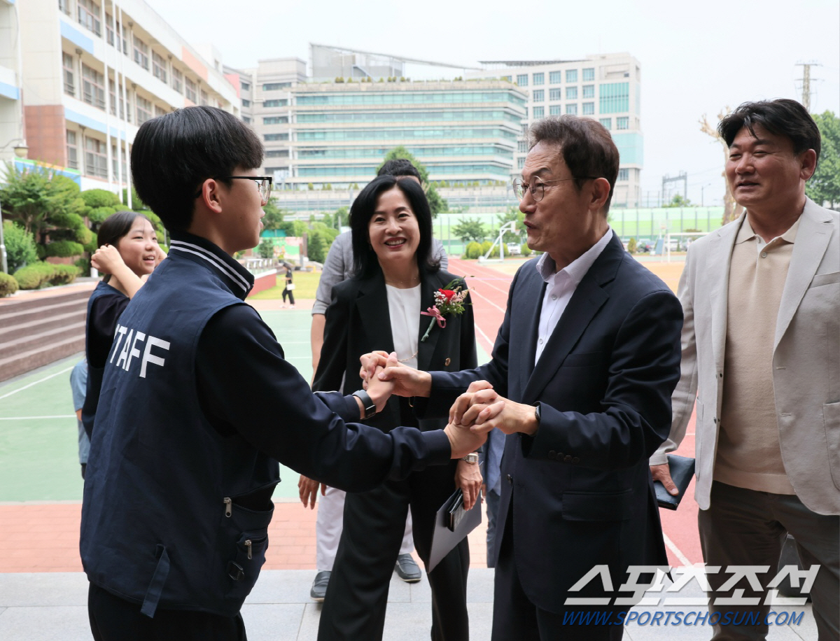 "교내 유휴공간 활용,신박한 황톳길" 서울 행당中 아이들X조희연 교육감 …