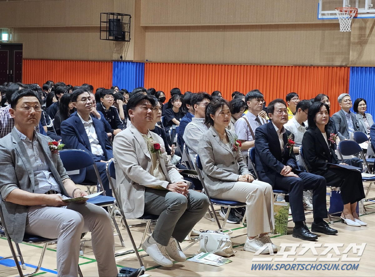 "교내 유휴공간 활용,신박한 황톳길" 서울 행당中 아이들X조희연 교육감 …