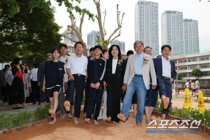 "교내 유휴공간 활용,신박한 황톳길" 서울 행당中 아이들X조희연 교육감 …