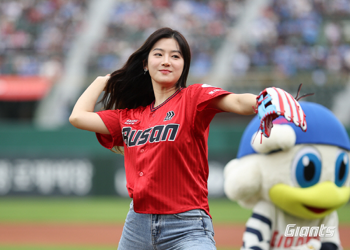 "자랑스러운 부산의딸" 사직 마운드 오른 여배우, '천사미소' 21세 영…