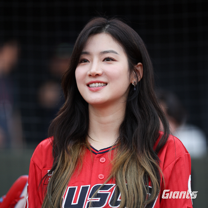 "자랑스러운 부산의딸" 사직 마운드 오른 여배우, '천사미소' 21세 영…
