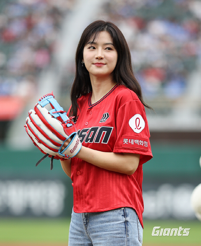 "자랑스러운 부산의딸" 사직 마운드 오른 여배우, '천사미소' 21세 영…