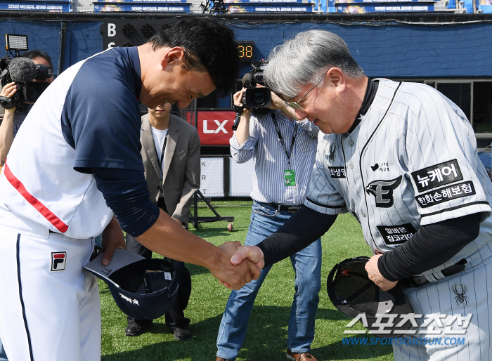 이승엽 감독 만난 김경문 감독, 끝까지 말 높였다. '사제지간은 옛 일’…