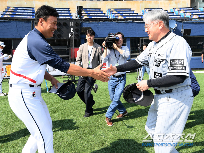 이승엽 감독 만난 김경문 감독, 끝까지 말 높였다. '사제지간은 옛 일’…