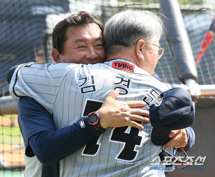 이승엽 감독 만난 김경문 감독, 끝까지 말 높였다. '사제지간은 옛 일’…