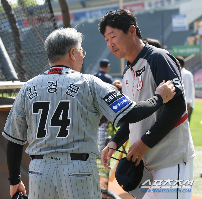 이승엽 감독 만난 김경문 감독, 끝까지 말 높였다. '사제지간은 옛 일’…