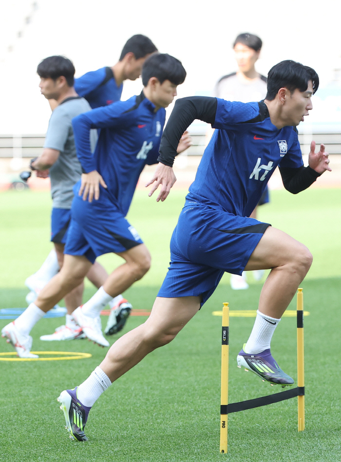 "키 플레이어, 이견없는 선발" 손흥민, 2차예선 전 경기→50골 정조준…