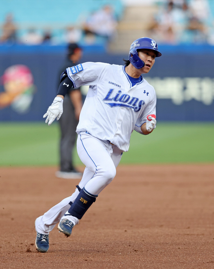 '실책 4개가 한꺼번에…' 번트 하나로 홈to홈 허용. 1위팀 야구 맞나…