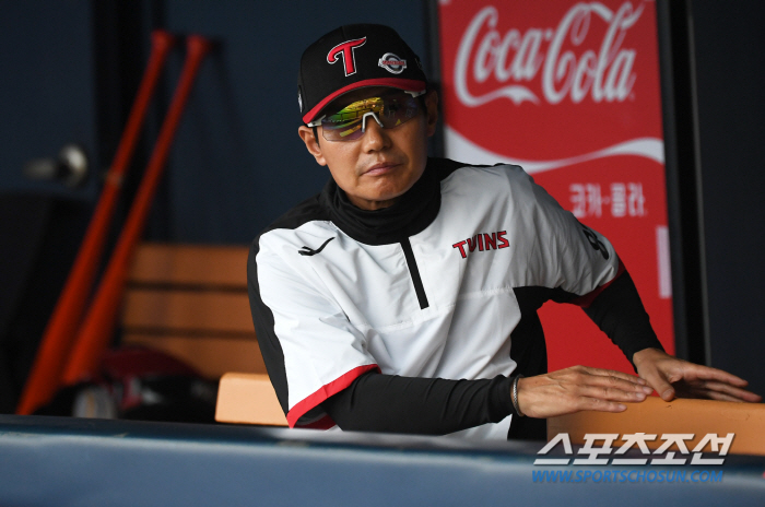 '실책 4개가 한꺼번에…' 번트 하나로 홈to홈 허용. 1위팀 야구 맞나…