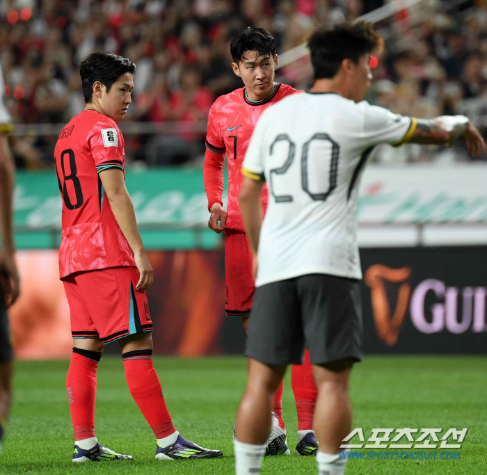 [중국전 전반 분석]'손-황-이 총출동했는데' 한국, 밀집 수비에 고전.…