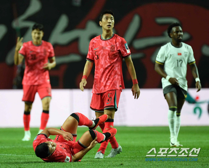 [중국전]'도' 넘은 中 비매너, 선수들은 쿵푸킥X'눕방 축구'→원정 팬…