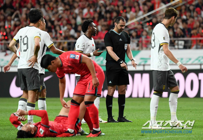 [중국전]'도' 넘은 中 비매너, 선수들은 쿵푸킥X'눕방 축구'→원정 팬…