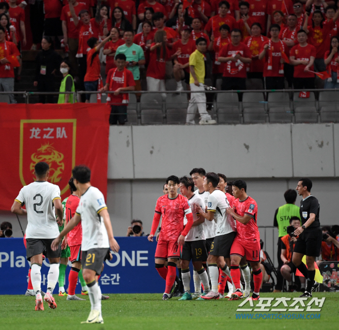 [중국전]'도' 넘은 中 비매너, 선수들은 쿵푸킥X'눕방 축구'→원정 팬…