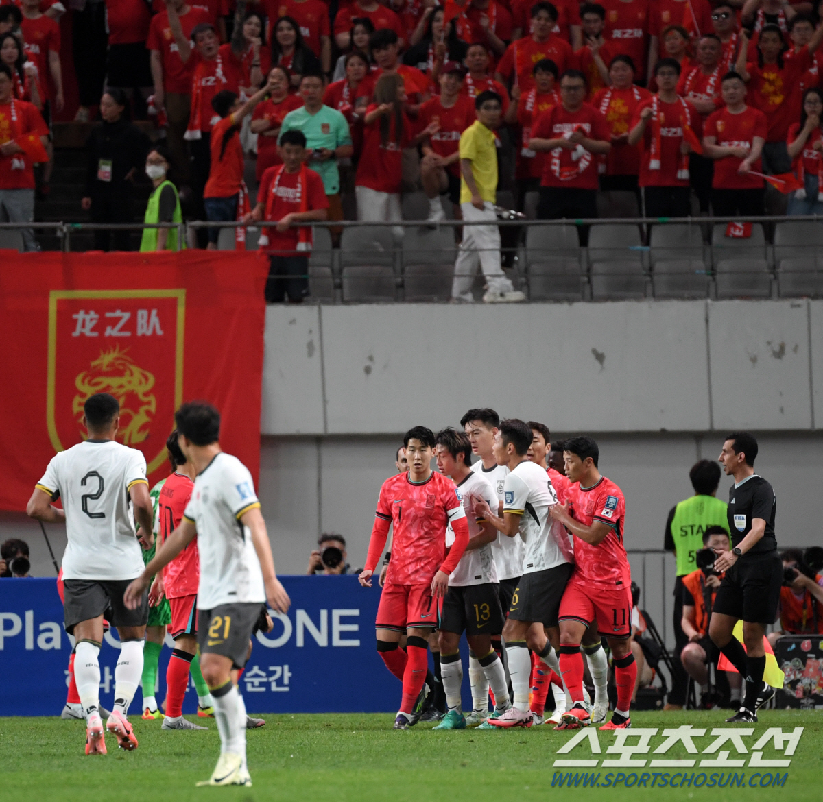 [중국전]'도' 넘은 中 비매너, 선수들은 쿵푸킥X'눕방 축구'→원정 팬…