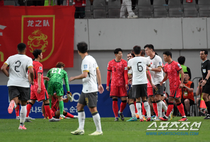 [중국전]'도' 넘은 中 비매너, 선수들은 쿵푸킥X'눕방 축구'→원정 팬…