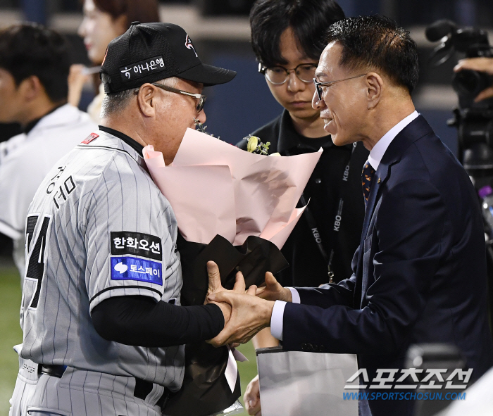 900승 명장이 허리를 숙였다. 역대 6번째 대업에도 겸손함 잃지 않은 …