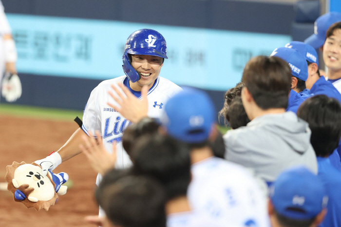 데뷔 첫 홈런→419sv 레전드도 환호. '타율 0.063' 28세 내야…
