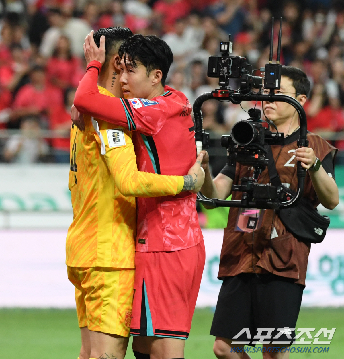 실력도 인성도 월클…캡틴 손흥민, 韓 패배 후 오열하는 中 골키퍼에 달려…