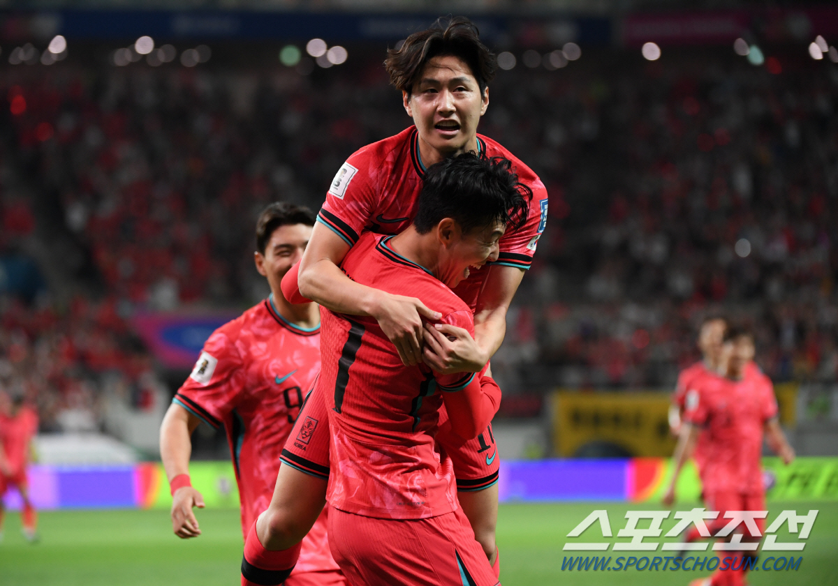 실력도 인성도 월클…캡틴 손흥민, 韓 패배 후 오열하는 中 골키퍼에 달려…