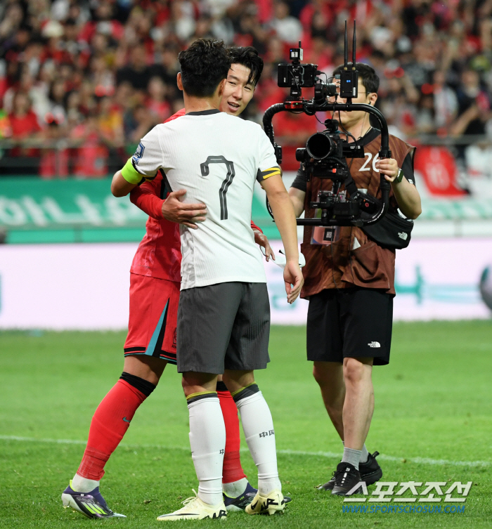 실력도 인성도 월클…캡틴 손흥민, 韓 패배 후 오열하는 中 골키퍼에 달려…