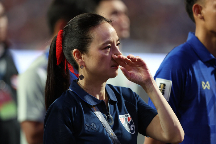'여성 최초' 태국축구협회장, 눈물 흘리며 월드컵 예선 탈락 직접 사과 …