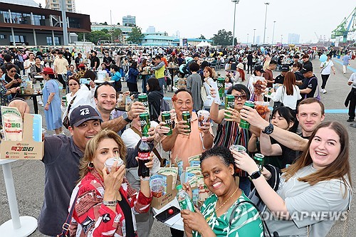 (인천=연합뉴스) 임순석 기자 = 25일 오후 인천 중구 인천항 상상플랫폼 야외광장에서 열린 '제2회 1883 인천맥강파티'에서 외국인 관광객들이 닭강정과 맥주를 즐기고 있다. '1883 인천맥강'은 인천항 개항 연도인 1883년과 인천 개항로의 맥주의 '맥', 신포시장의 닭강정의 '강'을 따서 이름 붙였다. 이날 파티에는 중국·대만·태국·베트남·미국 등 10여개국에서 온 외국인 관광객 1만여명(주최 측 추산)이 참석했다. 2024.5.25 soonseok02@yna.co.kr
