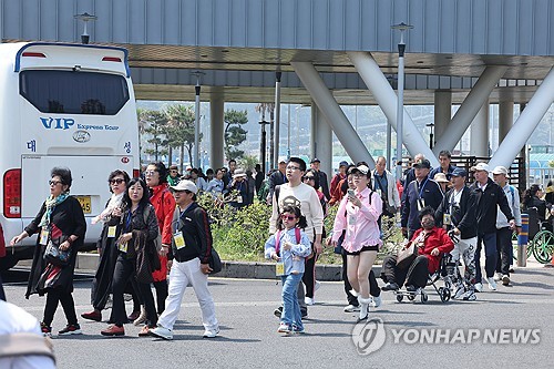 (제주=연합뉴스) 박지호 기자 = 중국 텐진에서 출항해 30일 오전 제주항에 도착한 크루즈 드림(Dream)호(7만7천t급)를 타고 온 중국인 관광객이 제주 시내 관광에 나서고 있다. 2024.4.30 jihopark@yna.co.kr