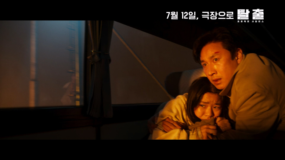 [공식] 故이선균 유작 '탈출' 세상에 나온다..7월 12일 개봉 확정
