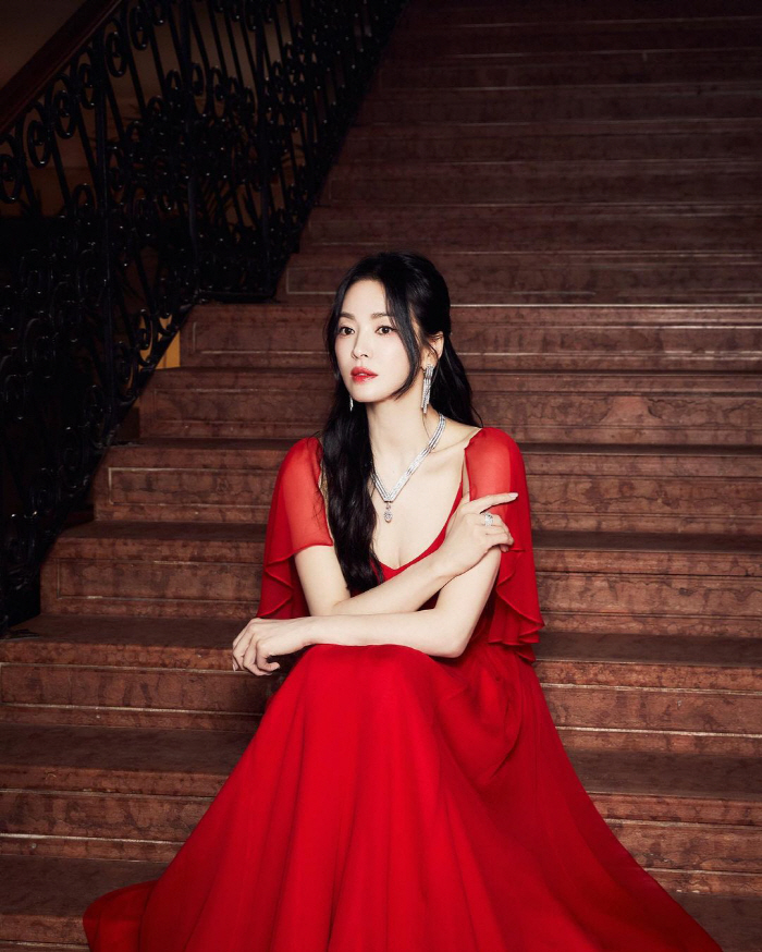 송혜교, 베니스에 뜬 '여신'....레드 드레스+명품 주얼리로 뽐낸 '럭…