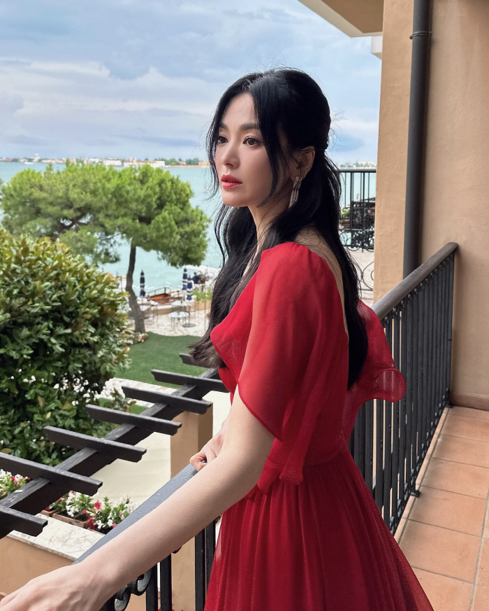 송혜교, 베니스에 뜬 '여신'....레드 드레스+명품 주얼리로 뽐낸 '럭…