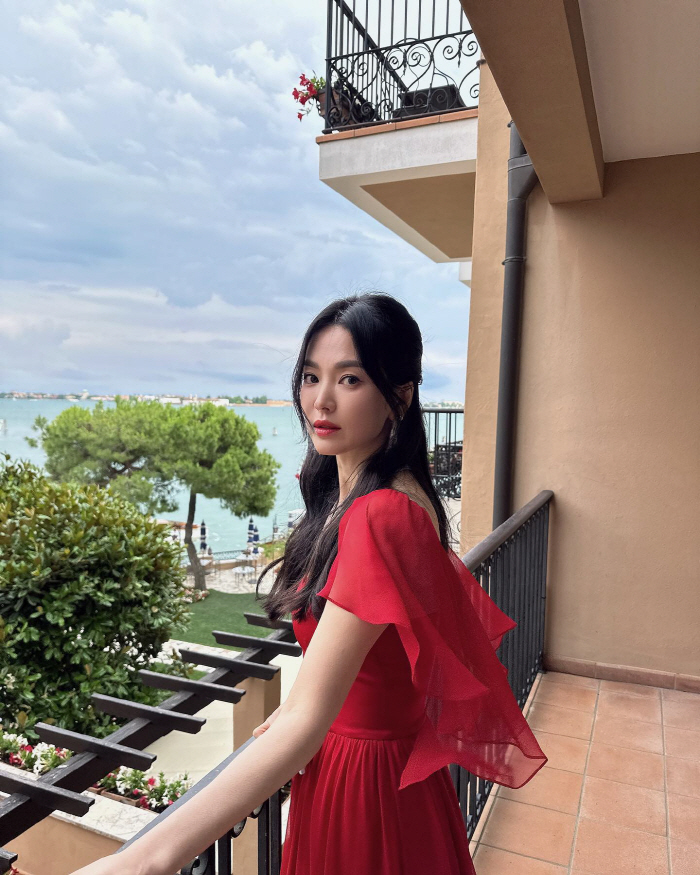 송혜교, 베니스에 뜬 '여신'....레드 드레스+명품 주얼리로 뽐낸 '럭…