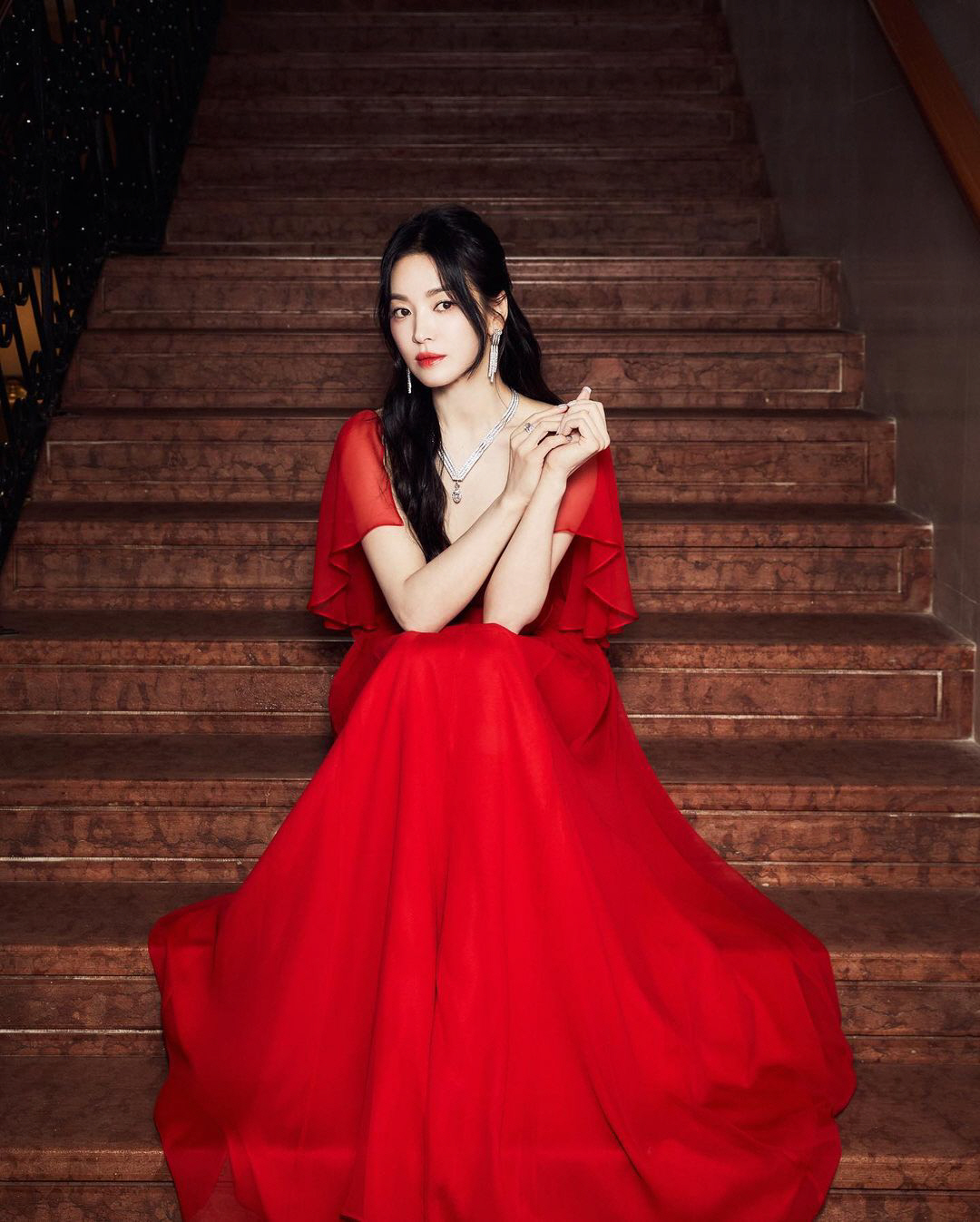 송혜교, 베니스에 뜬 '여신'....레드 드레스+명품 주얼리로 뽐낸 '럭…