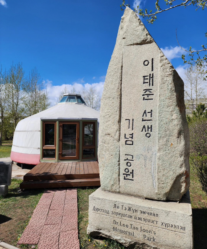 송혜교X서경덕, 35번째 韓안내서..몽골 '이태준 기념관'에 1만부 기증…