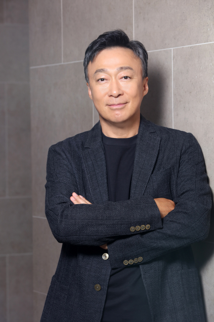 [인터뷰①] '핸섬가이즈' 이성민 "노출신? 속살 하얀 편인데, 찍으면서…