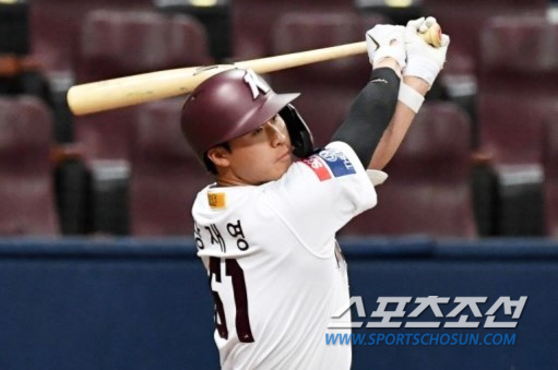 '어제는 밀어서, 오늘은 당겨서...''9억 방망이' 첫 2경기 연속 홈…