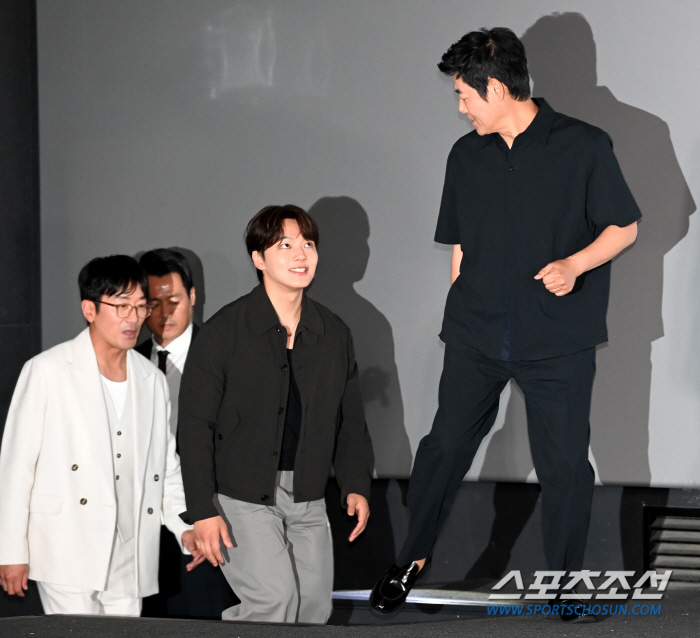 [SC현장] "혼신의 힘 쏟아"…'하이재킹' 생고생 하정우X눈 돌아간 여…