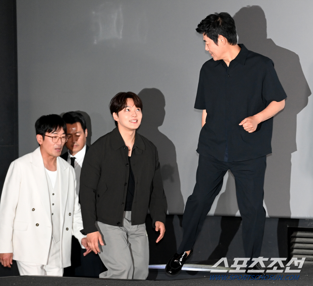 [SC현장] "혼신의 힘 쏟아"…'하이재킹' 생고생 하정우X눈 돌아간 여…