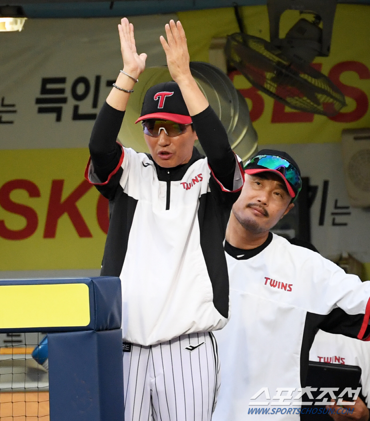 '미소 짓던 감독이 싸늘해졌다' 홈런포에 웃다 역전 직후 굳어버린 염경엽…