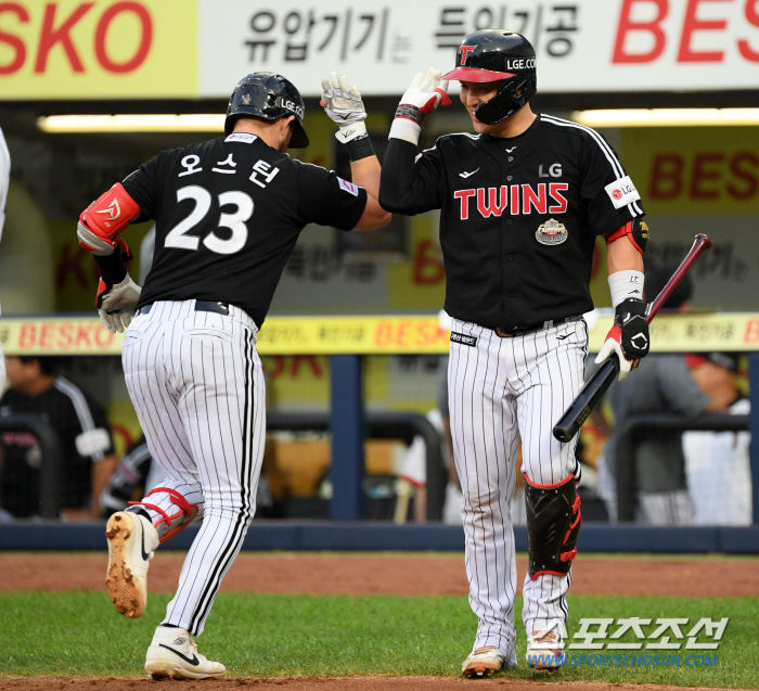 '미소 짓던 감독이 싸늘해졌다' 홈런포에 웃다 역전 직후 굳어버린 염경엽…