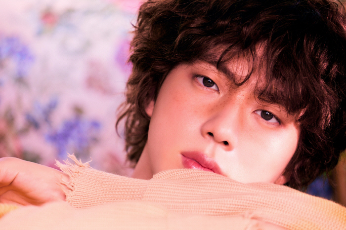 방탄소년단 진 "노래 부르는 법도 까먹었다…부족해도 좋아해줘서 감사"