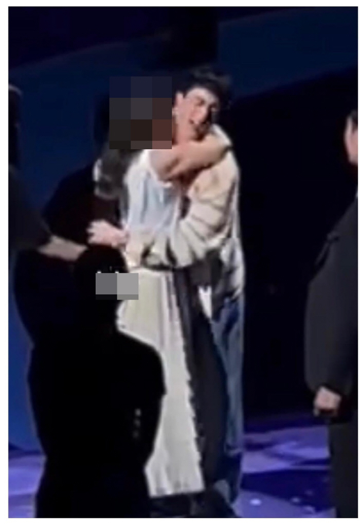 [SC초점]유료허그회, 역시나 위험했다?…BTS 진, 팬 안아주다 성추행…