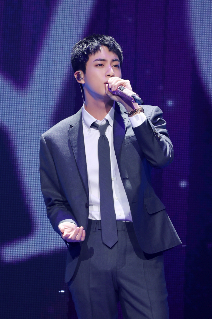 [SC초점]유료허그회, 역시나 위험했다?…BTS 진, 팬 안아주다 성추행…