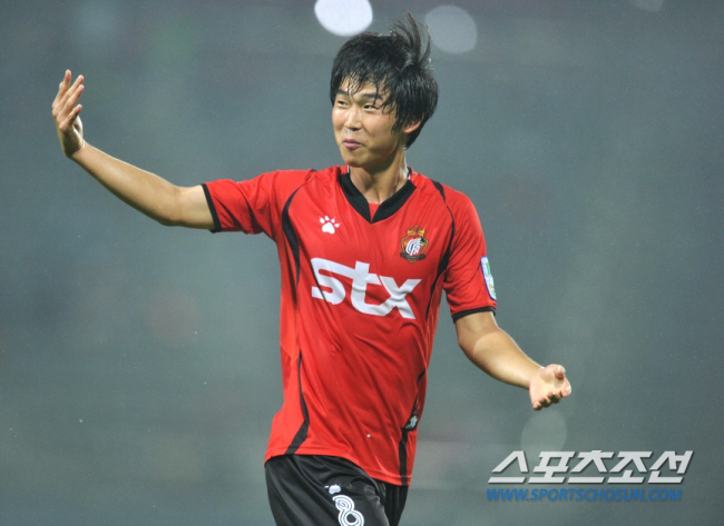'어느새 400경기' 반짝반짝 윤빛가람"수엡서 500경기,60-60 도전…