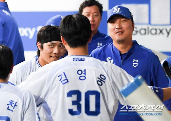 '뜨거운 포옹' 복귀포 터뜨린 이재현 안아준 김영웅과 이진영 코치...'…
