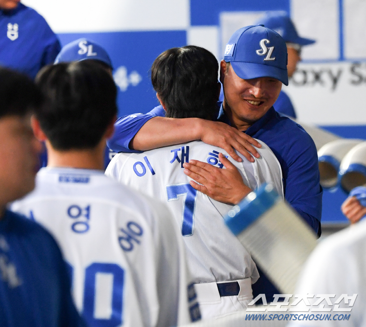 '뜨거운 포옹' 복귀포 터뜨린 이재현 안아준 김영웅과 이진영 코치...'…