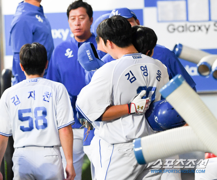 '뜨거운 포옹' 복귀포 터뜨린 이재현 안아준 김영웅과 이진영 코치...'…
